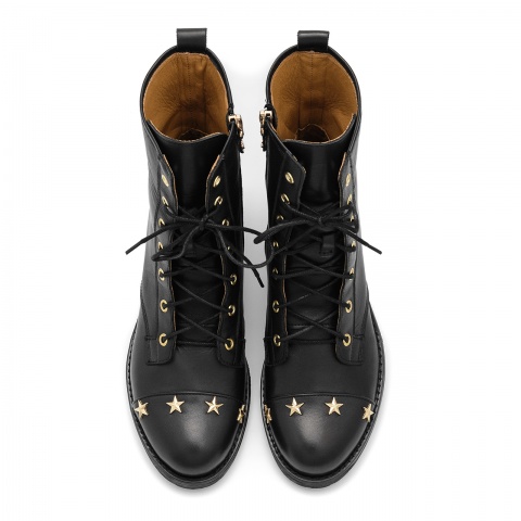 Czarne skórzane botki z gwiazdkami na nosku i cholewce