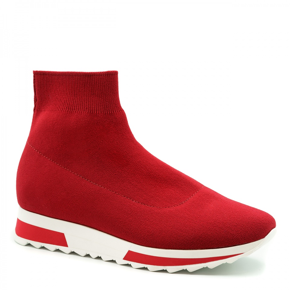 Czerwone sportowe sneakersy socks na białej podeszwie