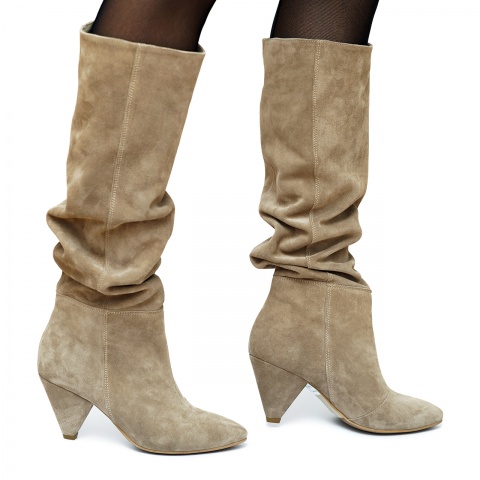 Beżowe welurowe kozaki na trójkątnym obcasie 264K