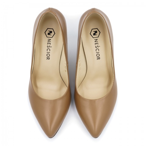 Skórzane klasyczne szpilki koloru toffi 92M1