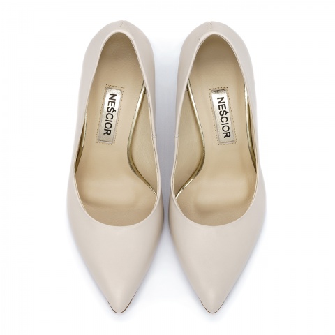 Beżowe skórzane damskie czółenka na złotej szpilce 112C