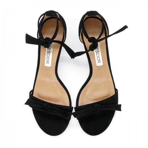 Czarne zamszowe szpilki sandały wiązane wokół kostki 115K