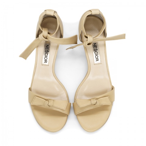 Beżowe skórzane szpilki sandały wiązane wokół kostki 115K