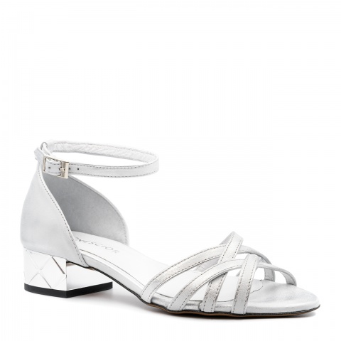 Srebrne skórzane sandały z zakrytą piętą na ozdobnym obcasie 85B