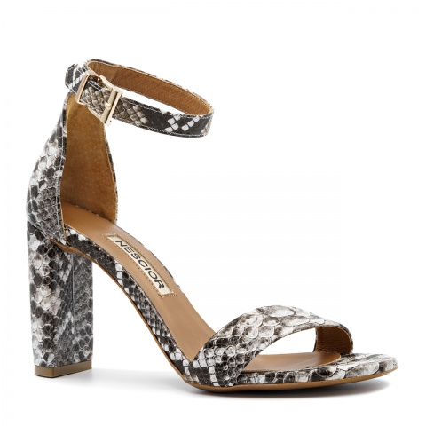 Biało szare skórzane sandały z motywem  krokodyla na wysokim słupku 33G