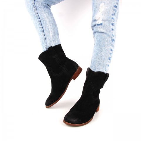 Czarne zamszowe botki z luźną cholewką 13A