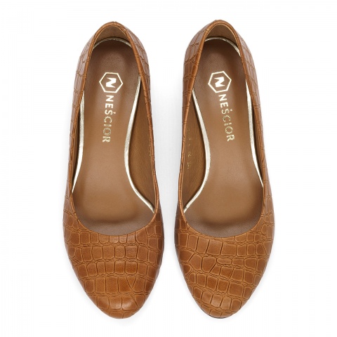 Koniakowe skórzane czółenka w krokodyli wzór 261C