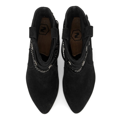 Czarne welurowe kozaki na trójkątnym obcasie 264K