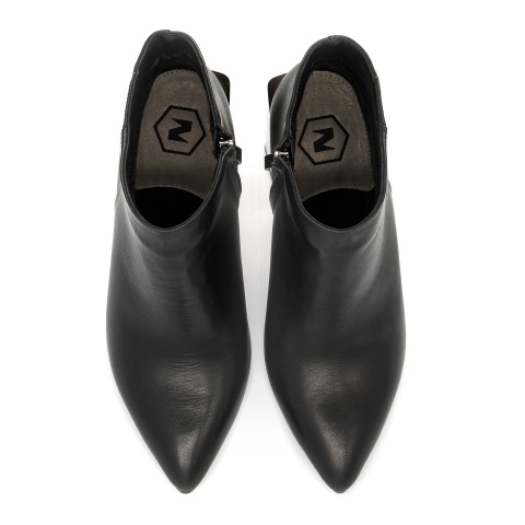 Czarne skórzane botki na lustrzanym obcasie 111V