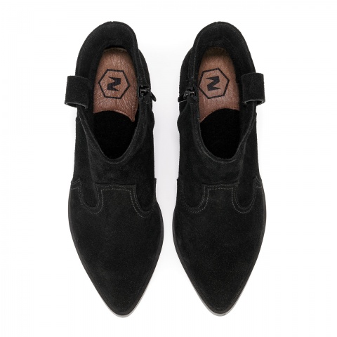 Czarne welurowe botki na ściętym obcasie 42W