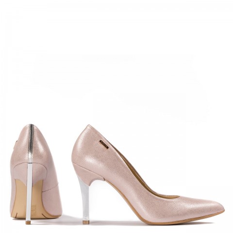 Perłowo-beżowe skórzane szpilki ze srebrnym paskiem