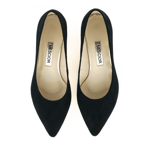 Czarne zamszowe cz&oacute;łenka na niskim słupku 110A