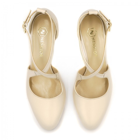 Czarne skórzane czółenka na niskim ze skrzyżowanymi paseczkami 276E