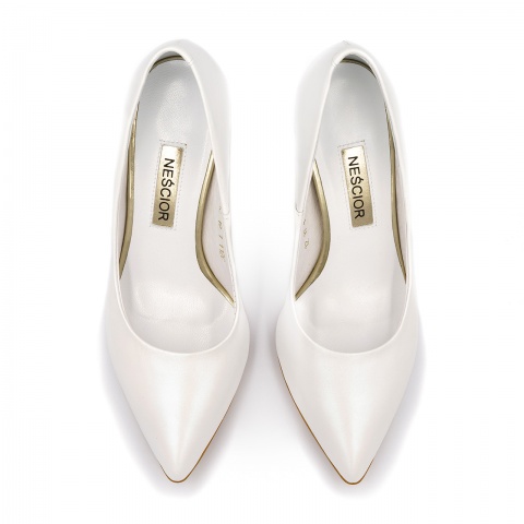 Beżowe skórzane damskie czółenka na złotej szpilce 112C