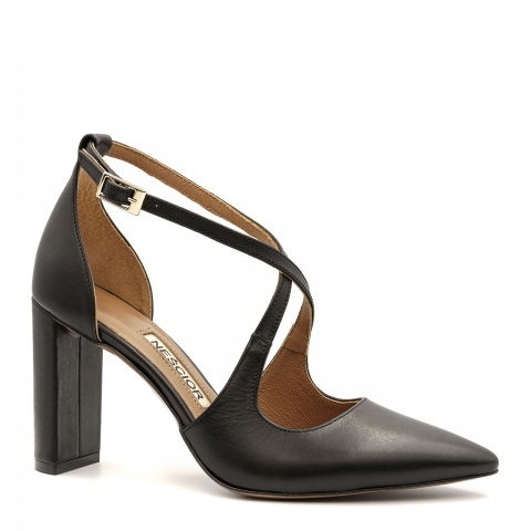 Czarne skórzane czółenka z paseczkami 107S