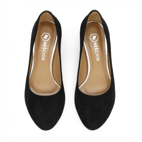 Czarne zamszowe czółenka na niskim obcasie 261C