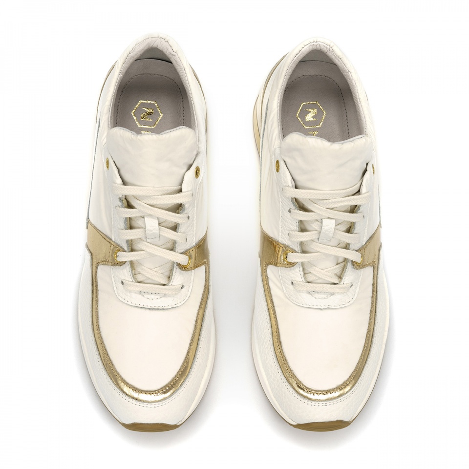 Sportowe białe sneakersy typu chunky ze złotą wstawką 278B