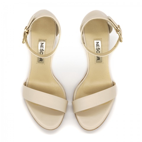 Beżowe skórzane sandały na wysokim słupku 33G