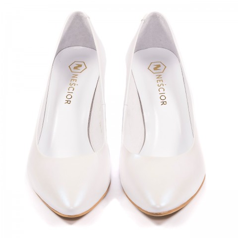 Perłowo-białe czółenka na niskim obcasie Y78H1