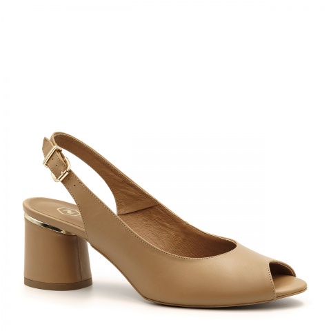 Karmelowe skórzane sandały z otwartymi palcami na ozdobnym niskim obcasie 23V