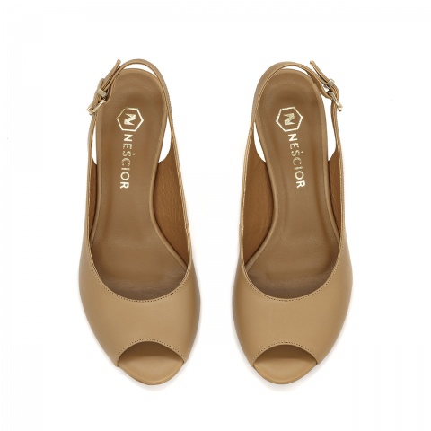 Karmelowe skórzane sandały z otwartymi palcami na ozdobnym niskim obcasie 23V