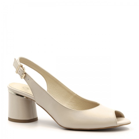 Karmelowe skórzane sandały z otwartymi palcami na ozdobnym niskim obcasie 23V