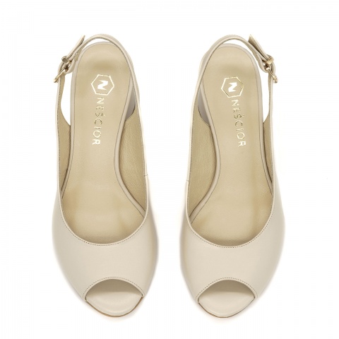 Beżowe skórzane sandały na ozdobnym obcasie 23V